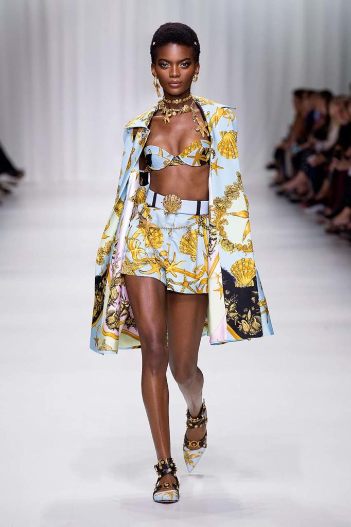 versace-ss18-women-fashion-show-collection-look-34-front